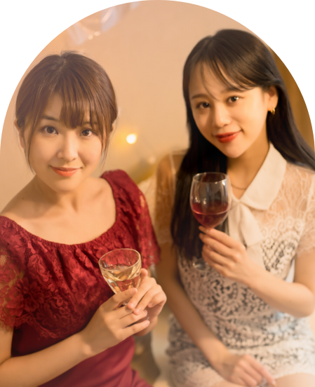 グラスを持つ女性スタッフ